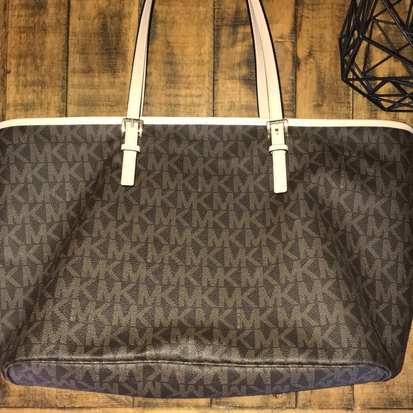 Micheal Kors purse - Picture 4 of 5